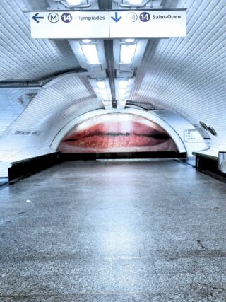 Nei corridoio del métro tra la linea 14 e la linea 9, a Parigi Saint-Lazare