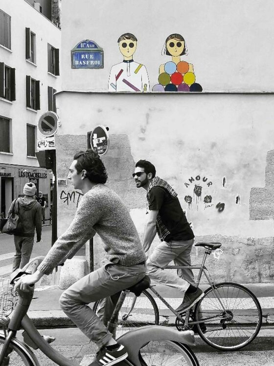 Parigini in bicicletta nel quartiere della Bastiglia, a Parigi