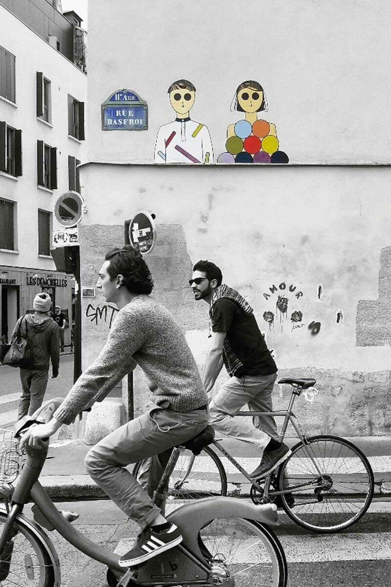 Parigini in bicicletta nel quartiere della Bastiglia, a Parigi