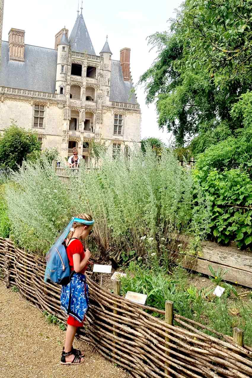 Festa medievale a Châteaudun, bambina nell'orto del castello