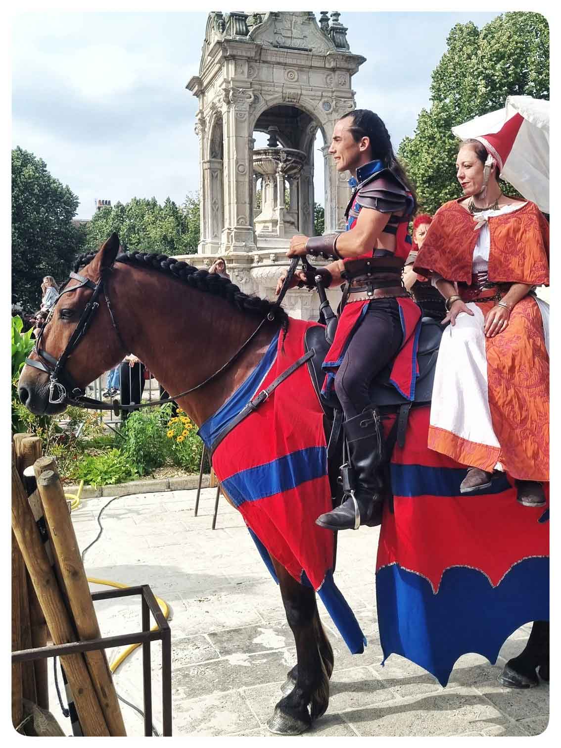 Festa medievale di Châteadun, dama e cavaliere