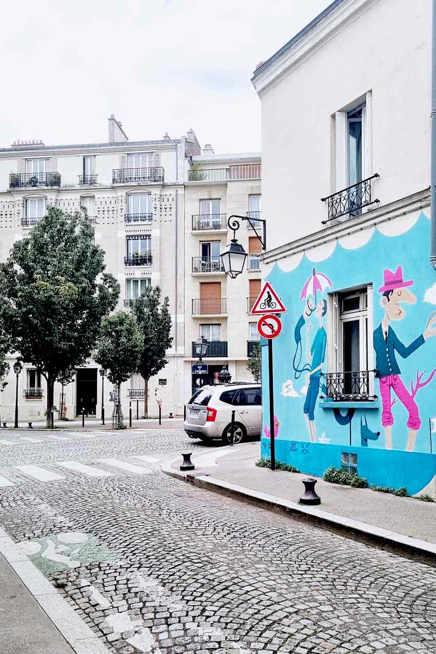 Rue Michal, con la Place de la Commune in fondo