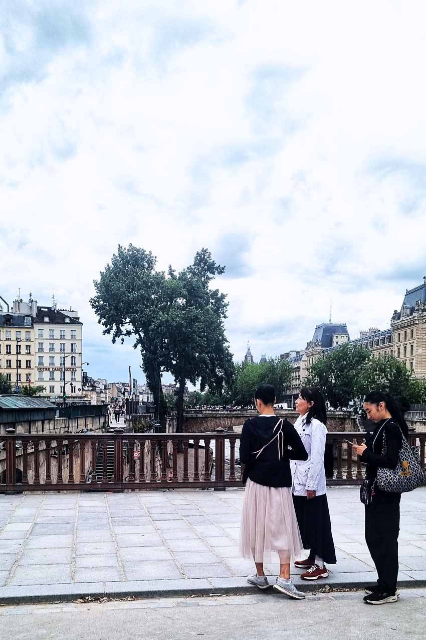 Turisti presso Notre-Dame a Parigi, tour personalizzato e immersivo