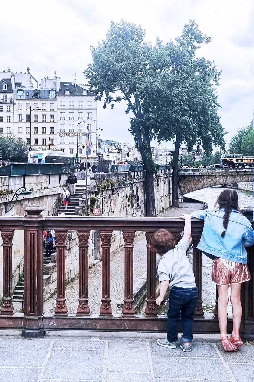 Parigi, Ile-de-la-Cité, bambini nei pressi di Notre-Dame