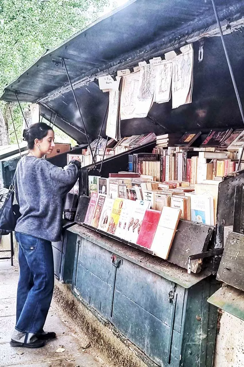 Parigi, bouquiniste lungo la Senna sull'Ile-de-la-Cité presso Notre-Dame