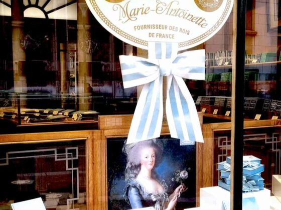 Vetrina a Parigi con cioccolatini ispirati a Maria Antonietta