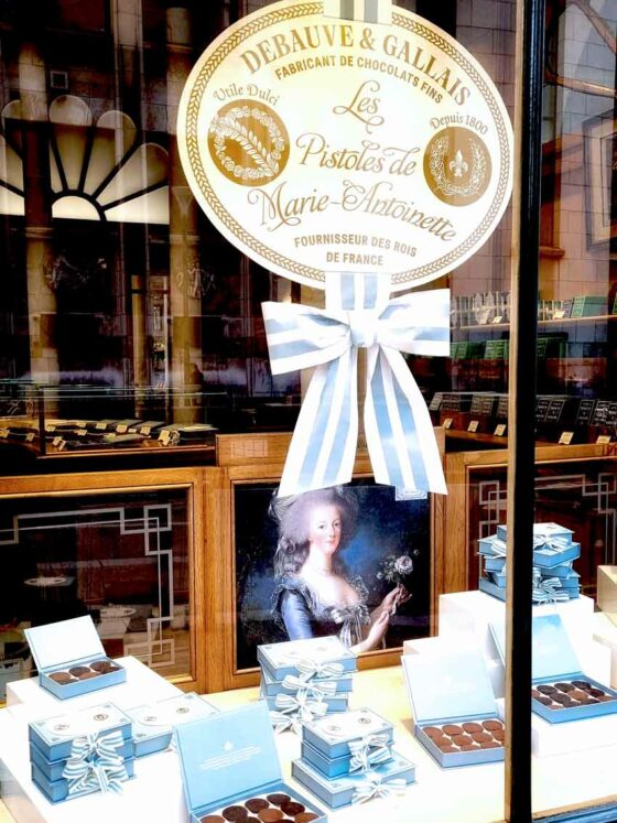 Vetrina a Parigi con cioccolatini ispirati a Maria Antonietta