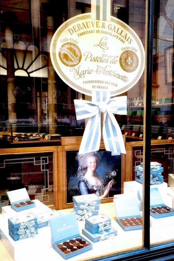 Vetrina a Parigi con cioccolatini ispirati a Maria Antonietta