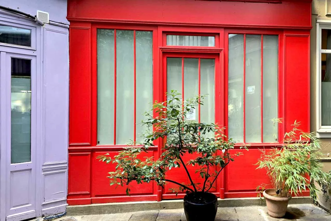 Parigi, Passage de l'Ancre, una facciata rossa