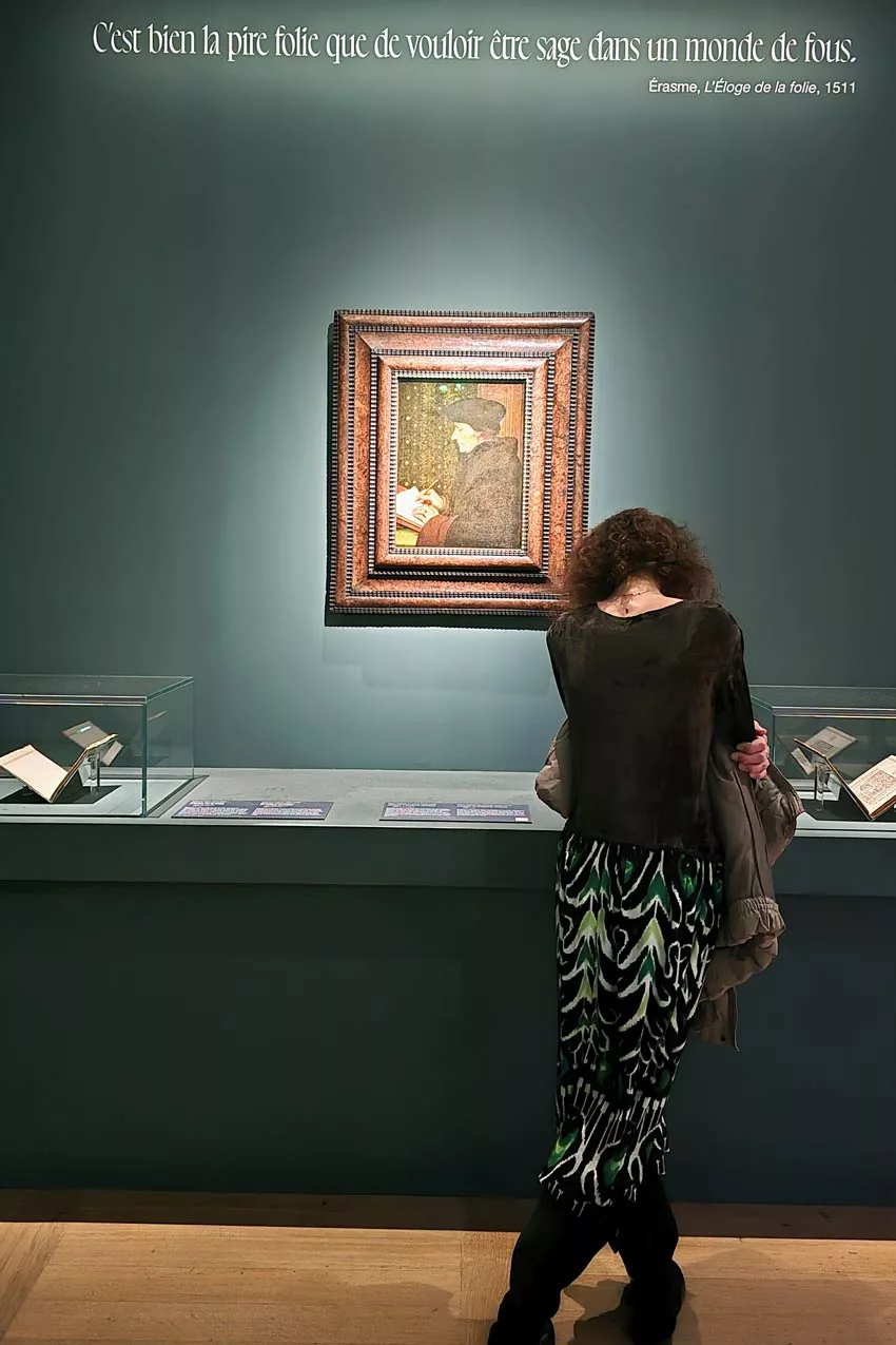 donna al museo del Louvre a Parigi