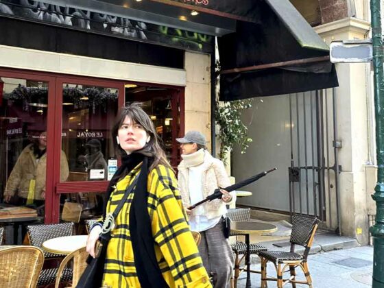 una passante flâneur sulla rue Saint Denis a Parigi