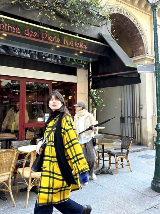 una passante flâneur sulla rue Saint Denis a Parigi