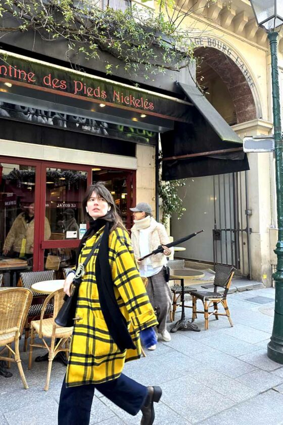 una passante flâneur sulla rue Saint Denis a Parigi