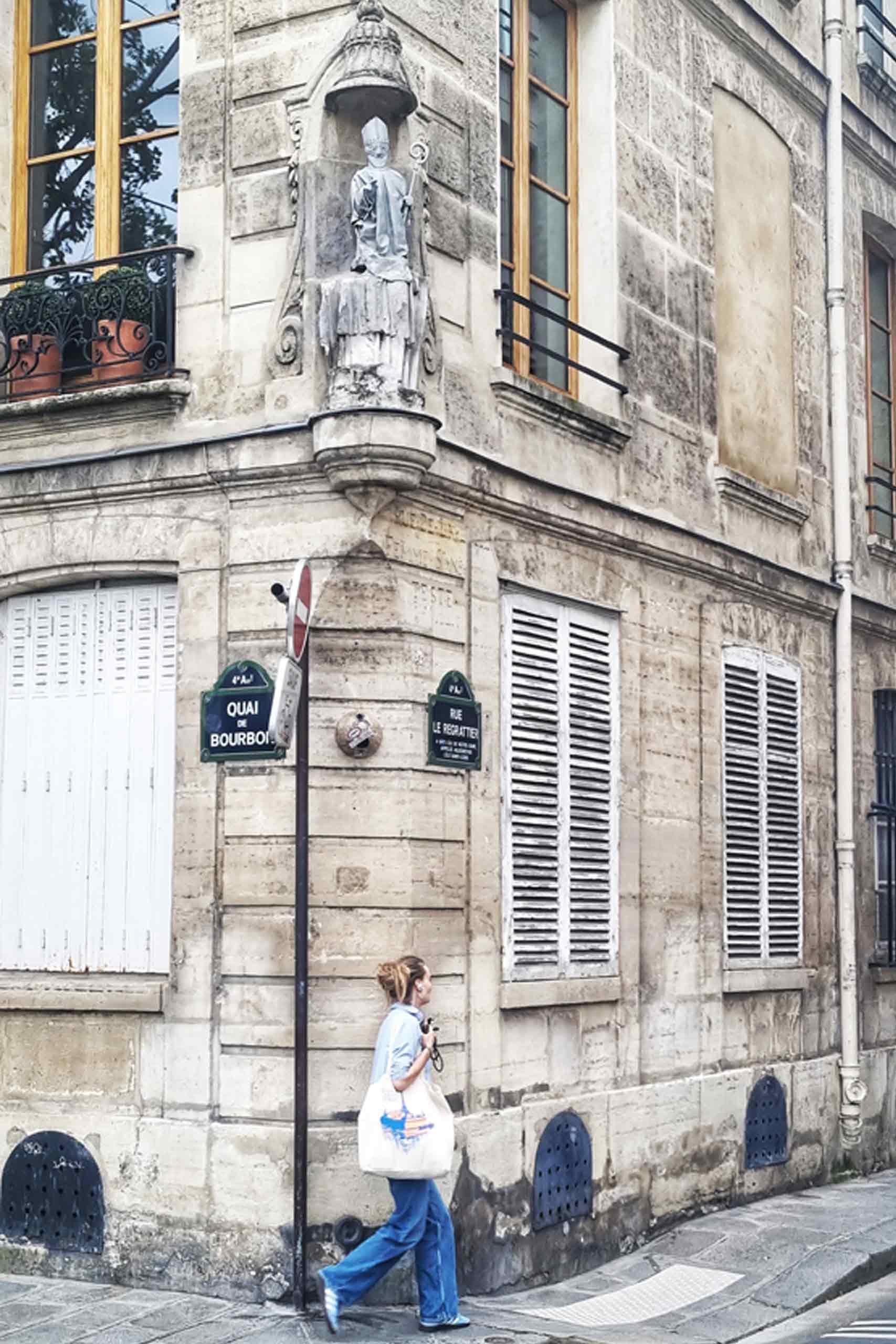 Parigi, Quai de Bourbon angolo rue Regrattier, con la misteriosa statua di San Nicola senza testa