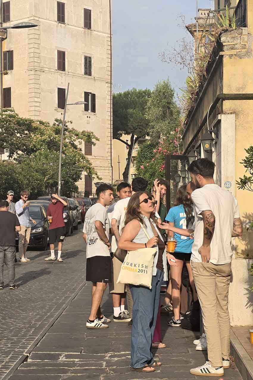 Rome, Garbatella, aperitivo all'aperto