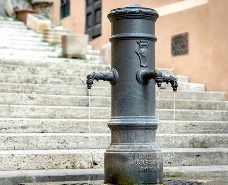 Rome, se rafraichir avec une fontanella "nasone"