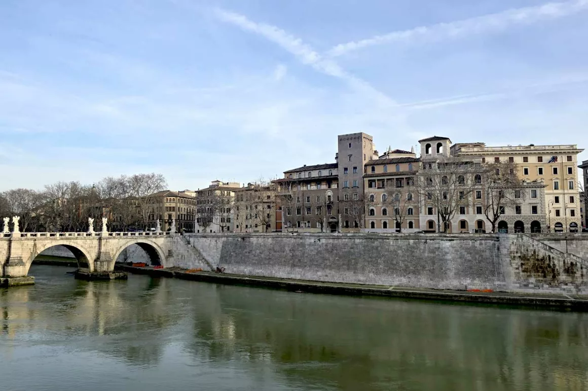Roma, rive del Tevere e ponte Sant'Angelo
