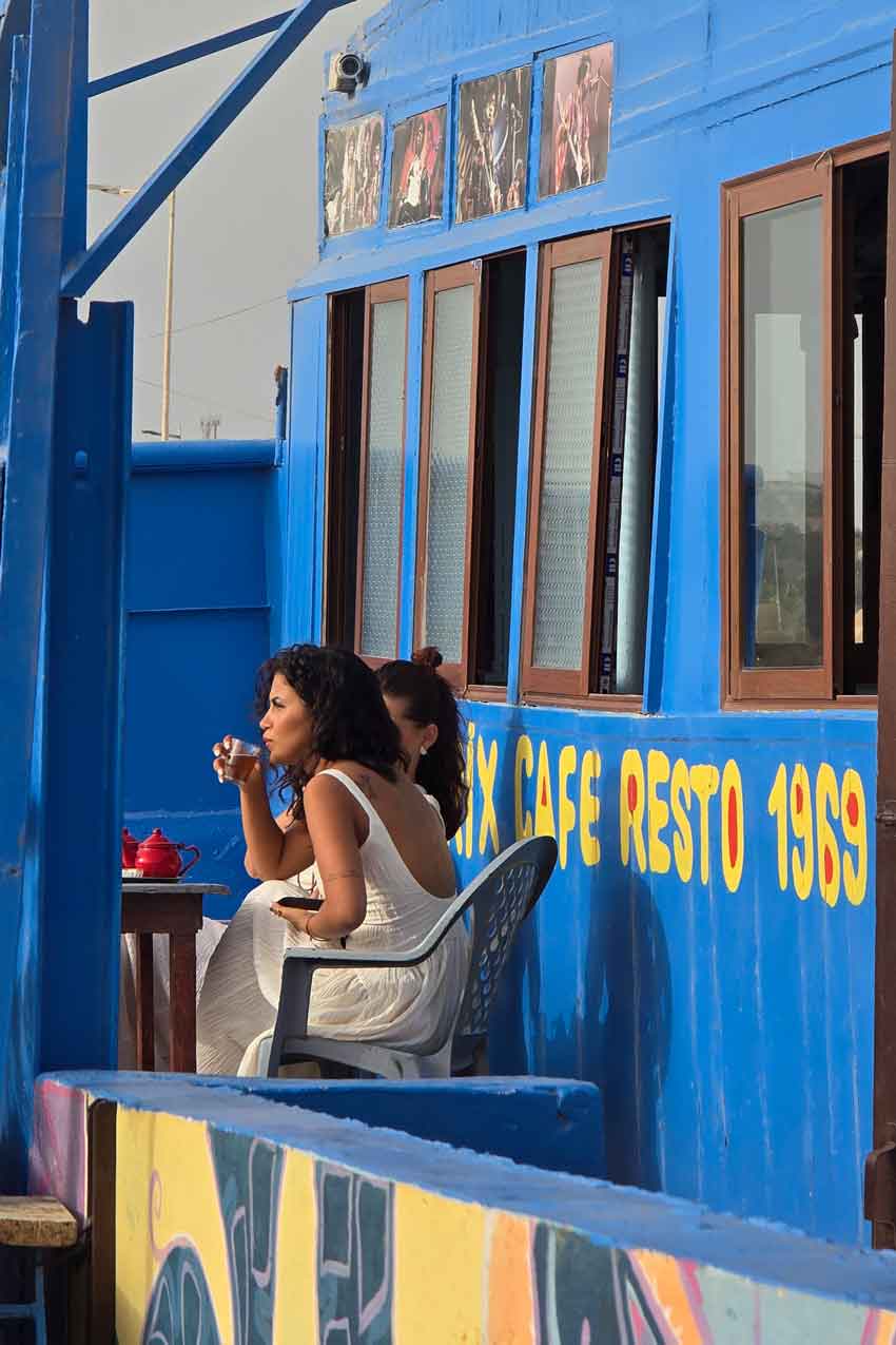 Marocco, Diabat, ragazze sedute sulla veranda del caffè Hendrix