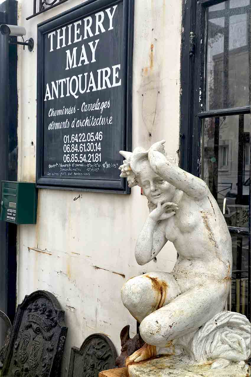 Francia, Fontainebleau, antiquario