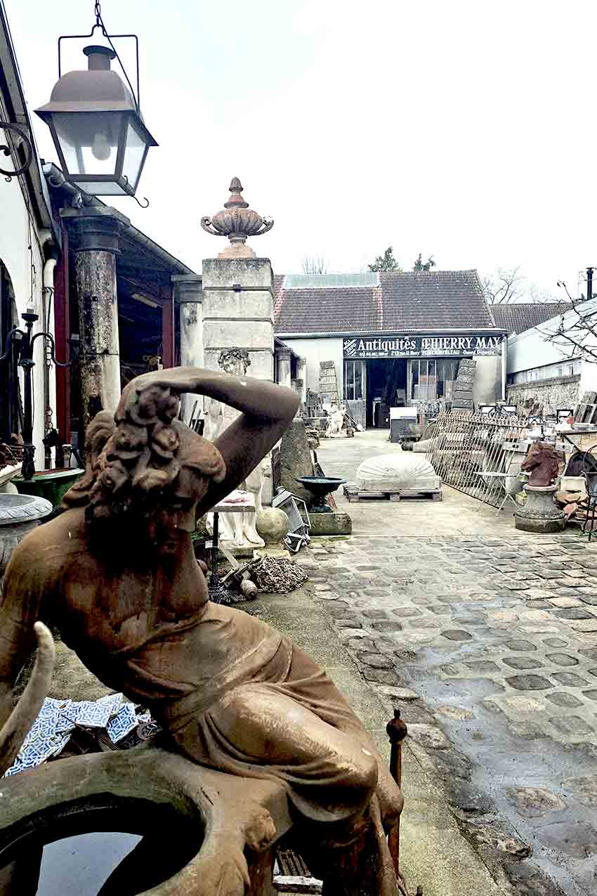 Francia, Fontainebleau, antiquario