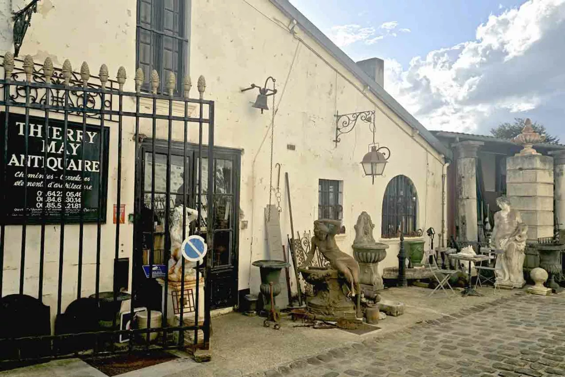 France, Fontainebleau, antiquaire
